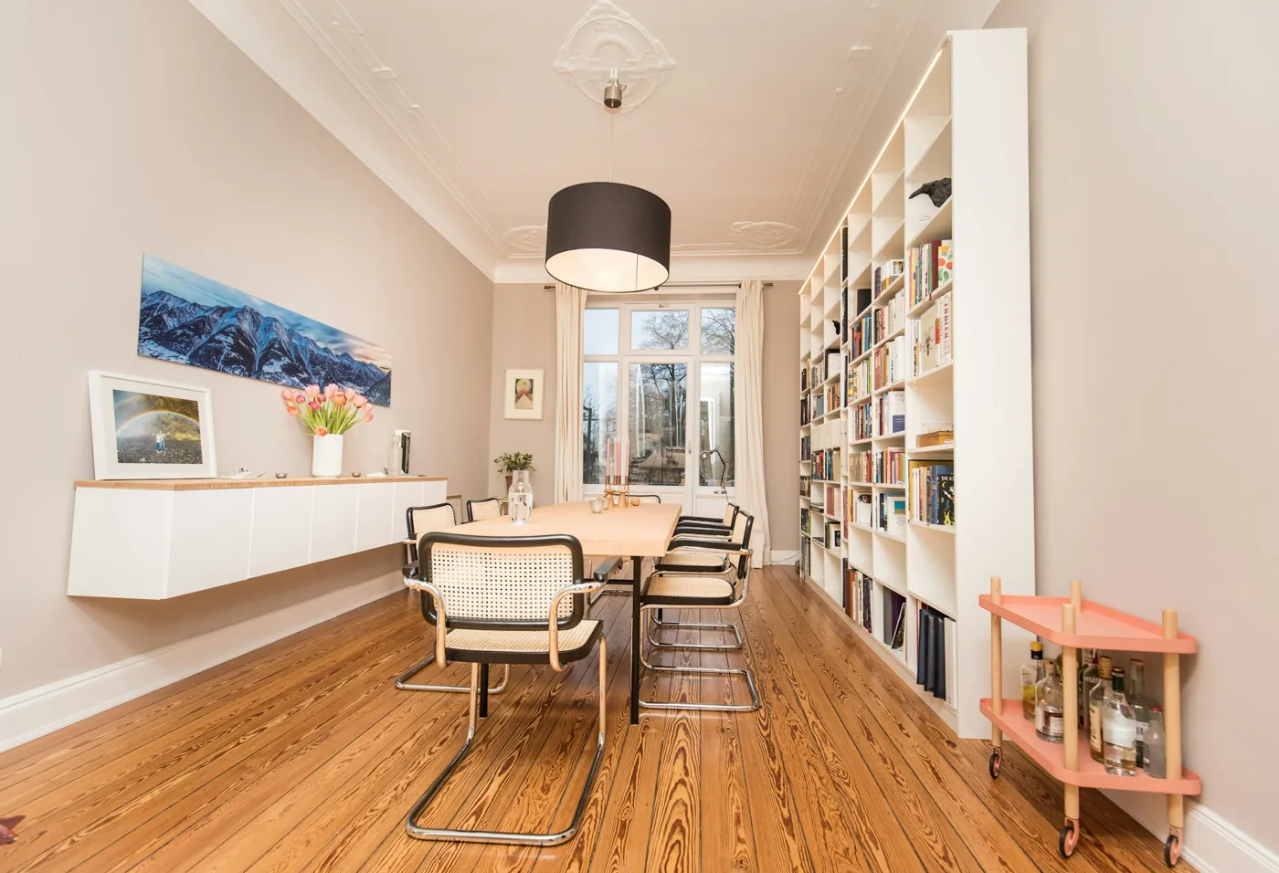 Helle Altbauwohnung mit Stuckdecke, Holzboden und Bücherwand