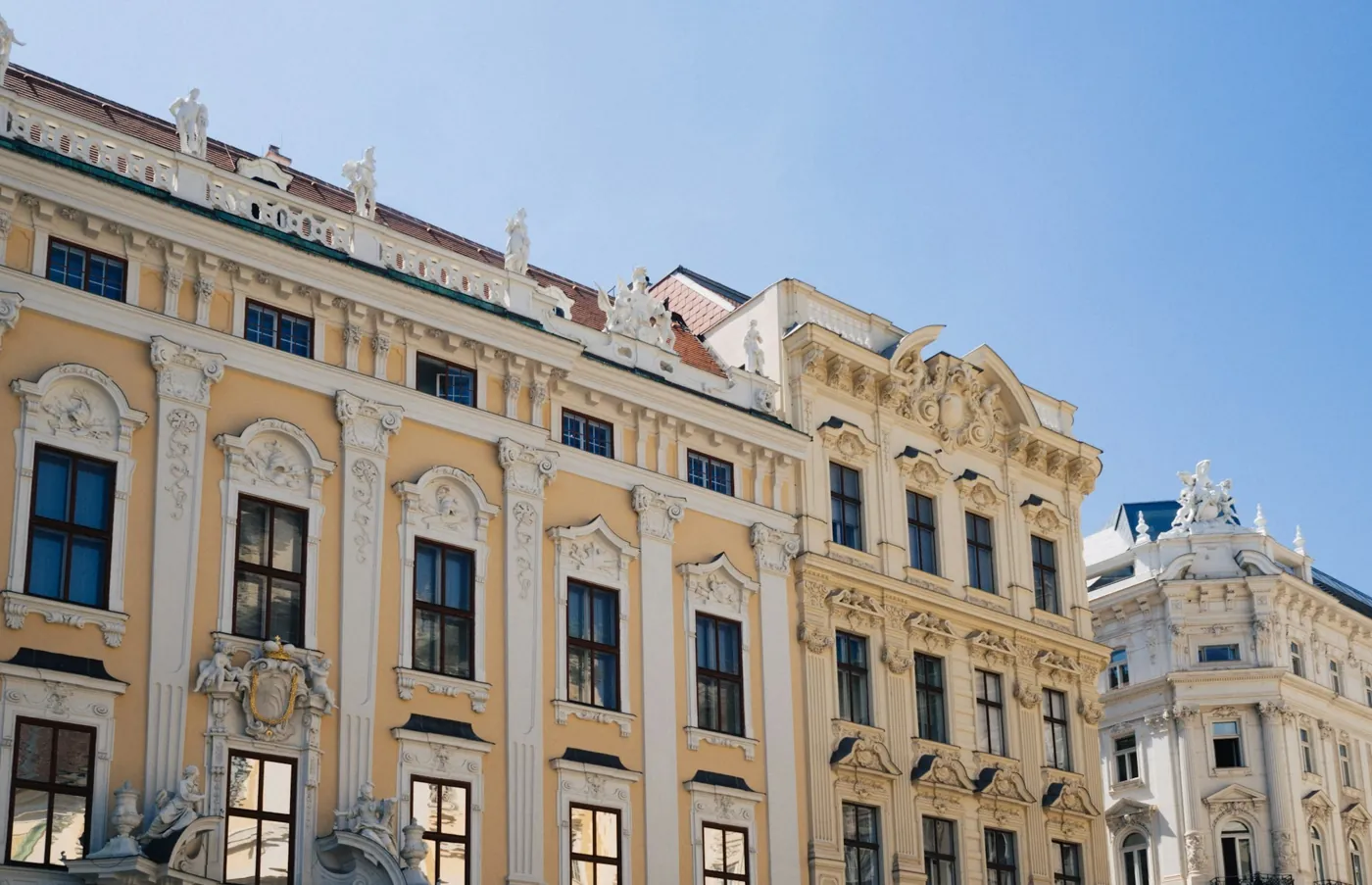 Wiener Palaisfassade in der Sonne unter blauem Himmel