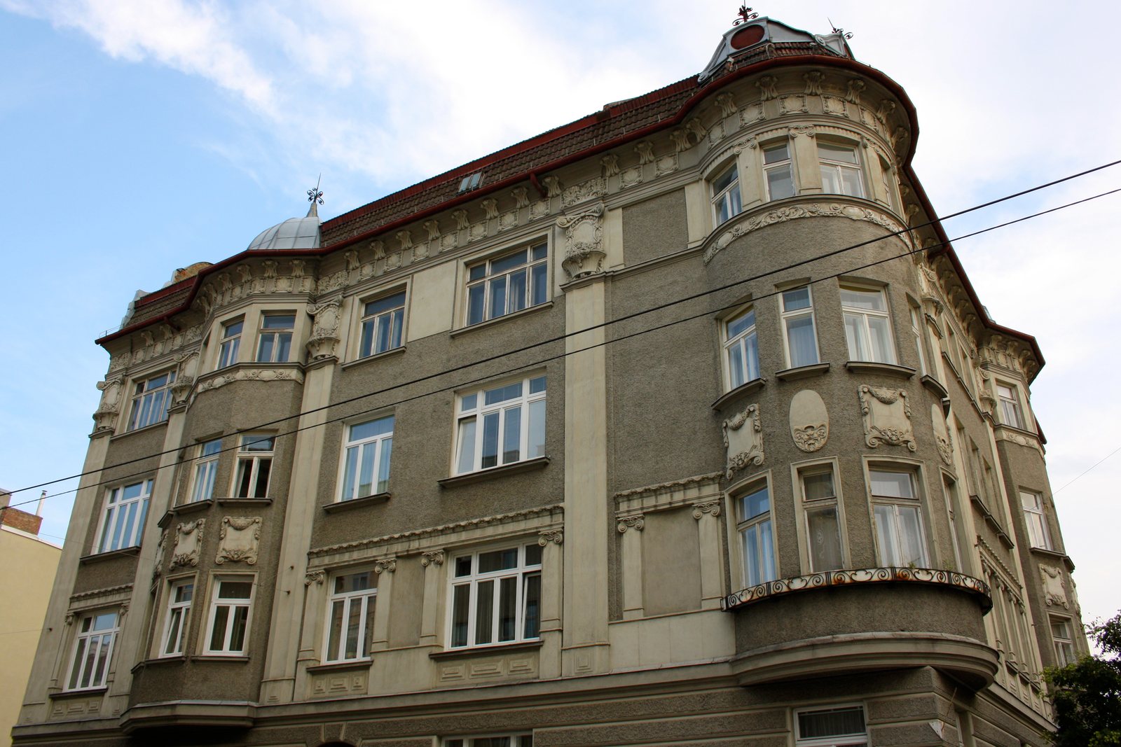 Wiener Gründerzeitfassade mit kunstvollen Verzierungen und Fensterfronten.
